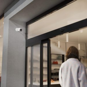 🟠 دوربین بولت (Bullet Camera) – مناسب ورودی و بیرون